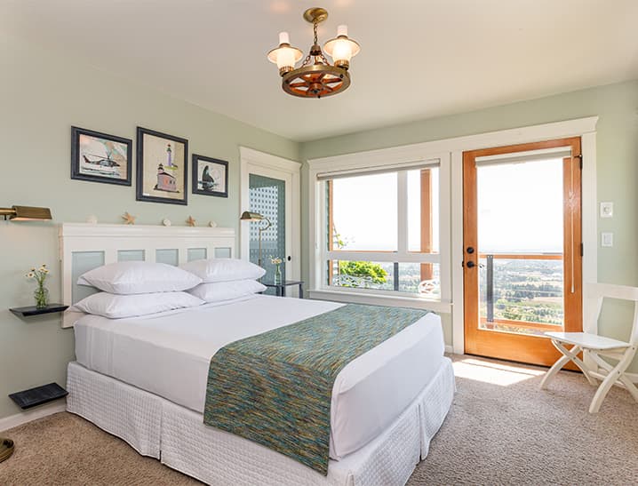 Queen bed in Oregon Coast Room
