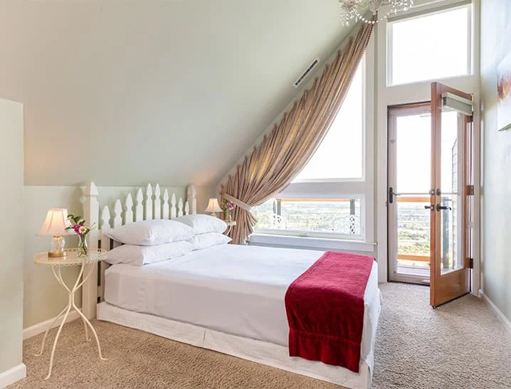 Queen bed with view in Rose Garden Room